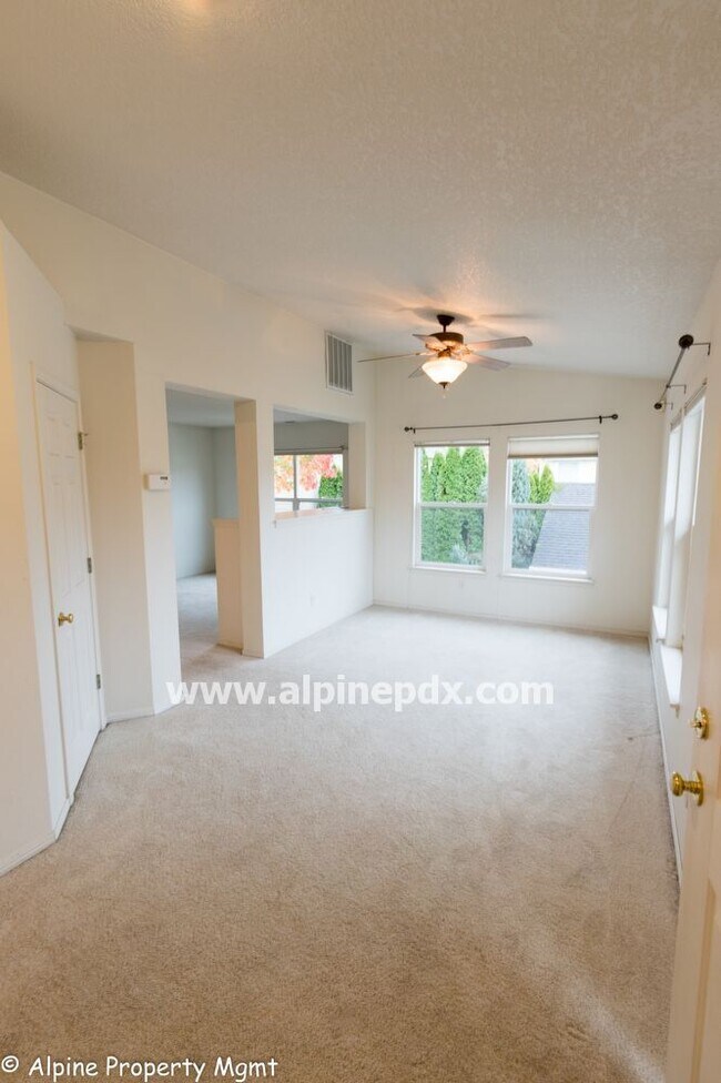 Building Photo - Great 2nd Floor Studio/Carriage House at O...