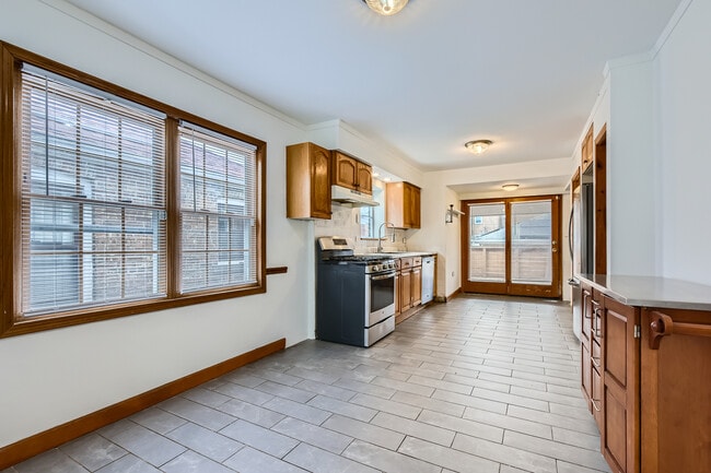 Building Photo - 6112 S Kilbourn Ave
