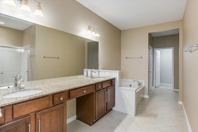 Building Photo - Beautiful Townhome in Vizcaya