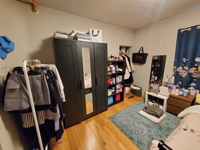 Building Photo - Large 5 bed in Allston