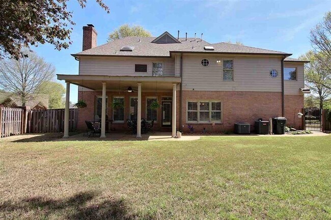 Building Photo - 2345 Linkenholt Dr