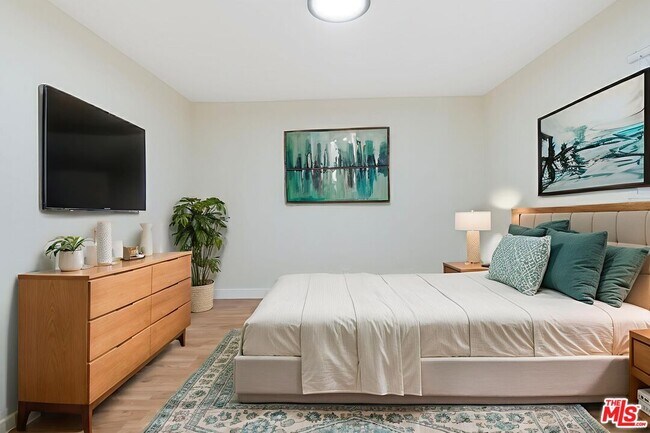 Building Photo - 5541 Fallbrook Ave