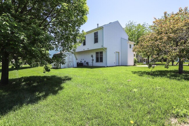 Building Photo - 3 Bedroom 2 bath TownHome