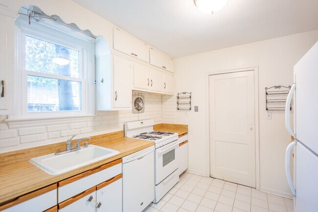 Building Photo - Charming  3 BR/1 BA Single-Family Home in ...