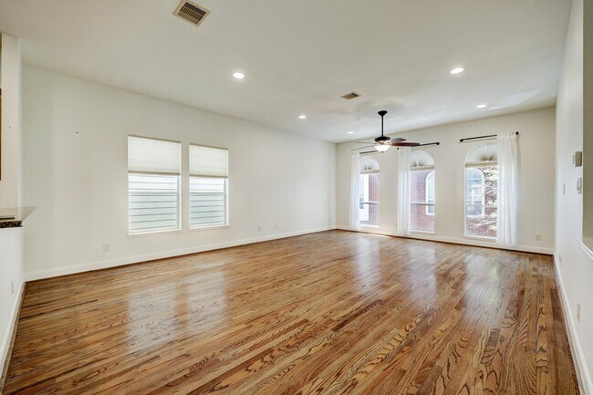 Building Photo - 5322 Nett St