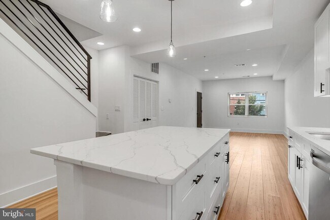 Building Photo - 1225 Raum St NE