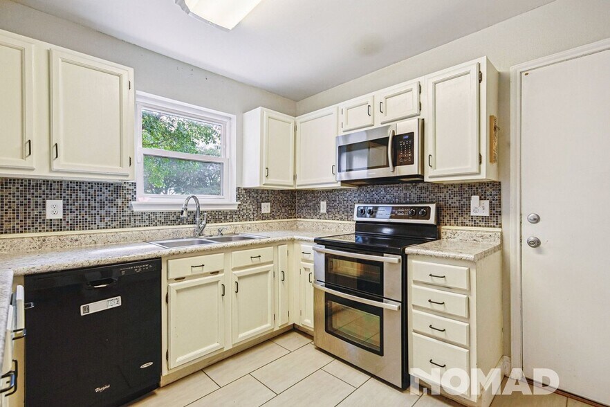 Building Photo - 2700 Cedar Ln