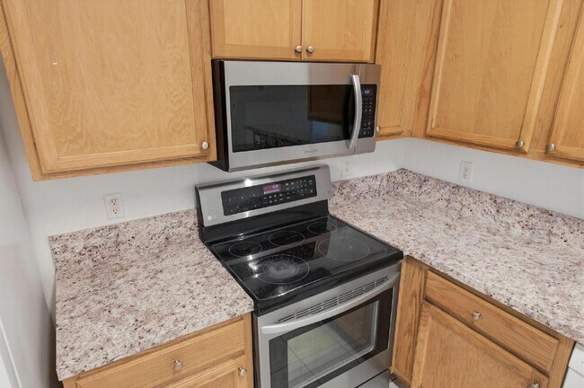 Building Photo - Quiet Cul De Sac location