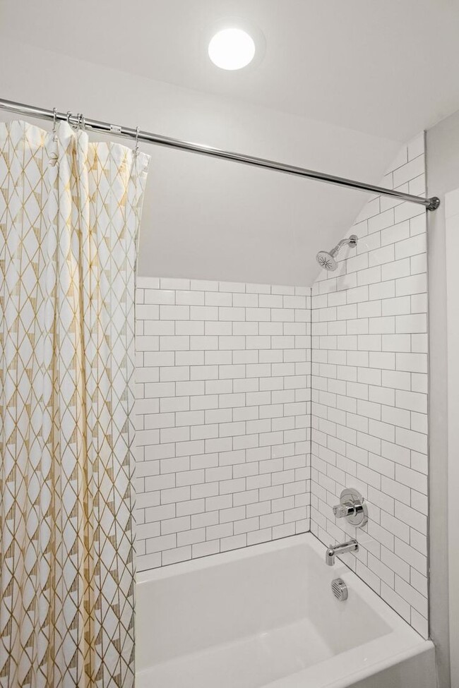 Building Photo - 4 BEDROOM, 5 BATH, 2-CAR GARAGE-