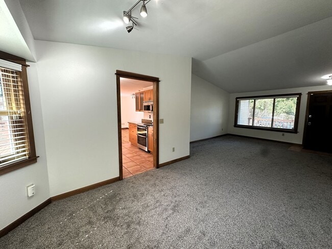 Building Photo - 3Bd/2Ba Sammamish House