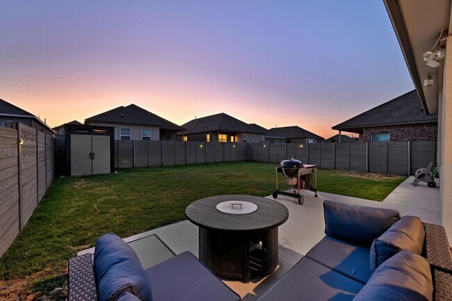 Building Photo - 3/BR 2/BA Home with Modern Touches and Cozy Outdoor Living!