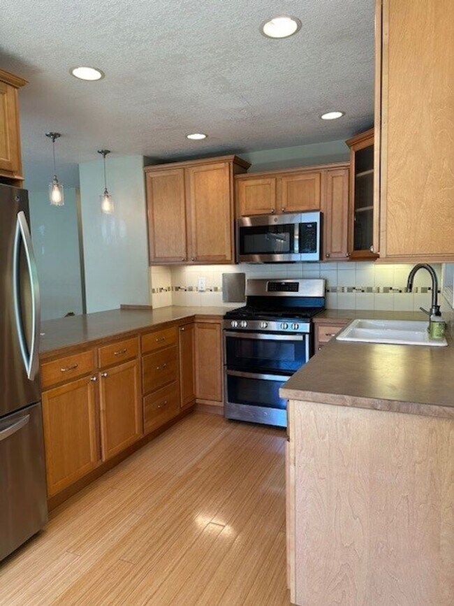 Building Photo - The Perfect Family Home! Large Yard, Deck ...