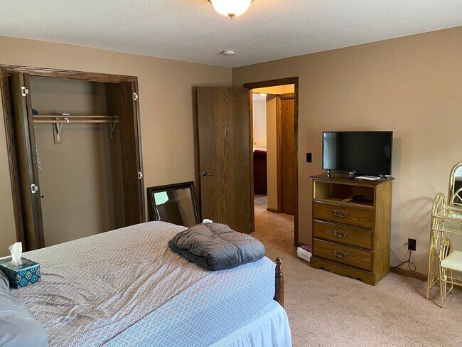 Building Photo - 818 Bluemont Ave