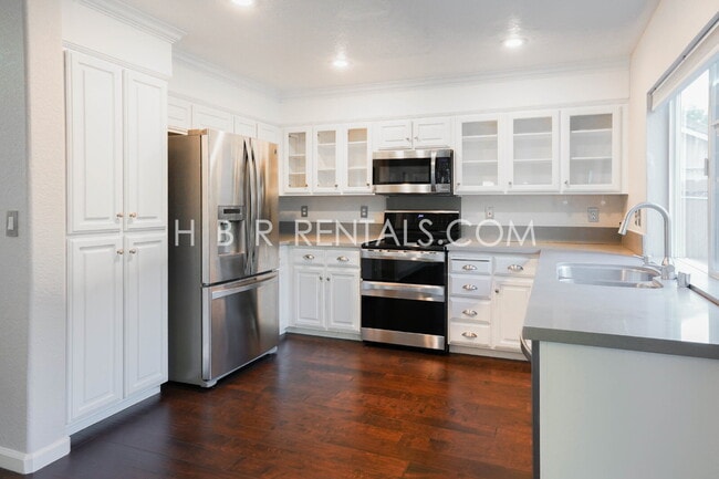 Building Photo - Bright Craftsman-Style 4 Bedroom Home in Q...