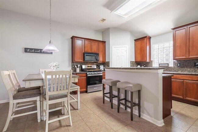 Building Photo - 12107 Lakewood Villa Dr