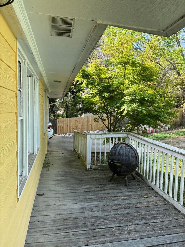 Building Photo - 3 bedroom 2 bathroom near St. Mary's Hospital