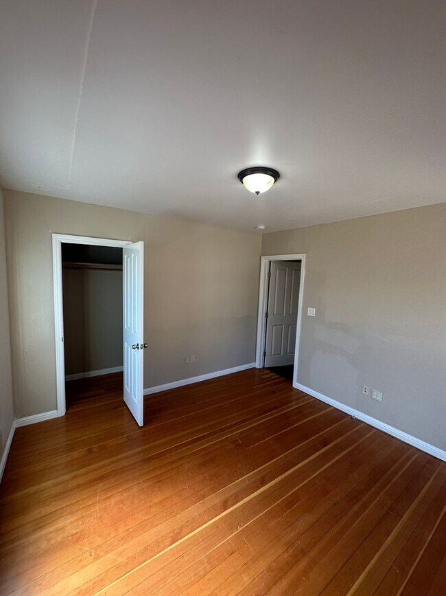 Building Photo - Beautifully updated 3br/2ba Home with Time...