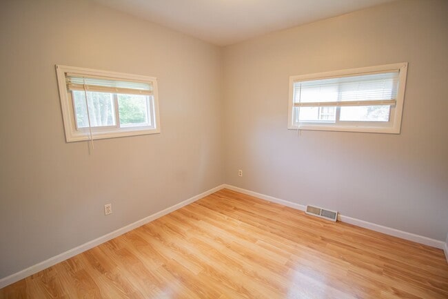 Building Photo - Most sought after Woodlawn area. 2BR 1BA