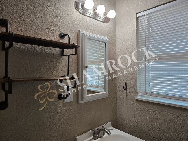 Building Photo - 409 Sharron Dr