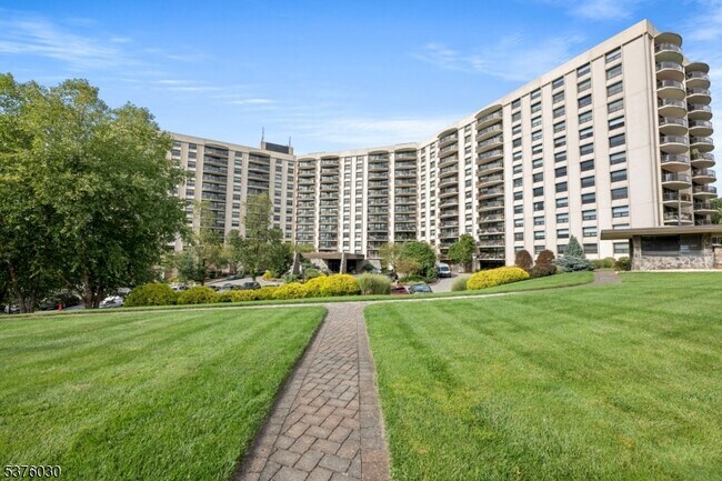 Primary Photo - 2 Claridge Dr