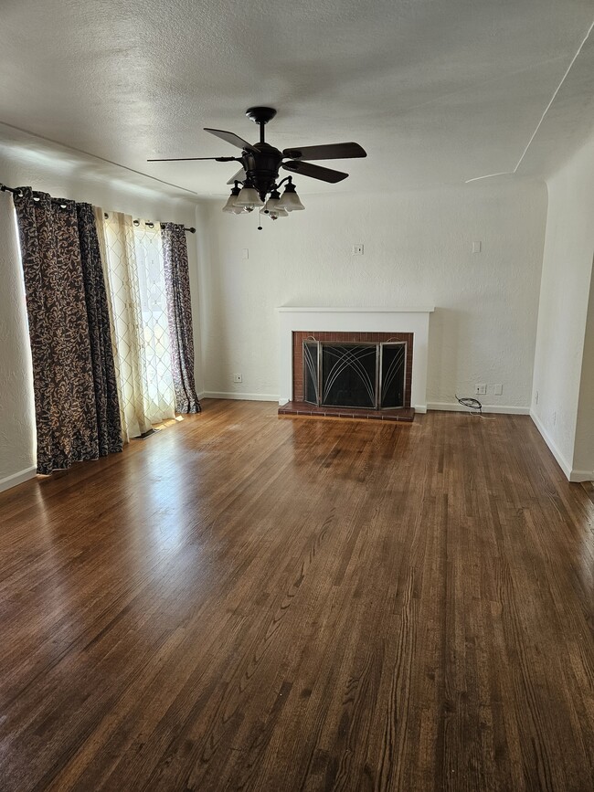 Primary Photo - 1539 Bronson Ave