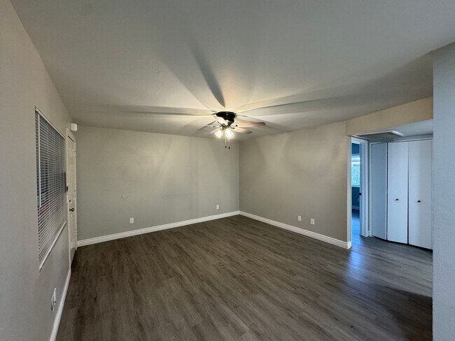 Building Photo - 2 Bedroom in the El Tovar Condominiums Nea...