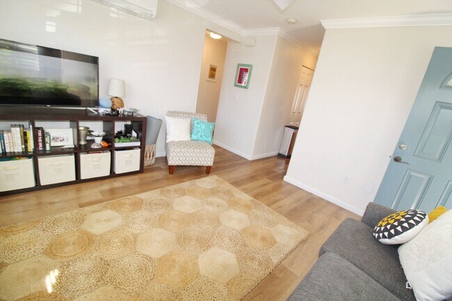 Building Photo - Nicely Remodeled and Completely Unfurnishe...