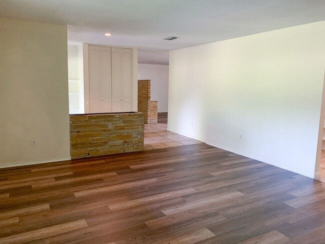 Building Photo - Pet Friendly 4BR/3BA Bedroom House - Available Mid-June!