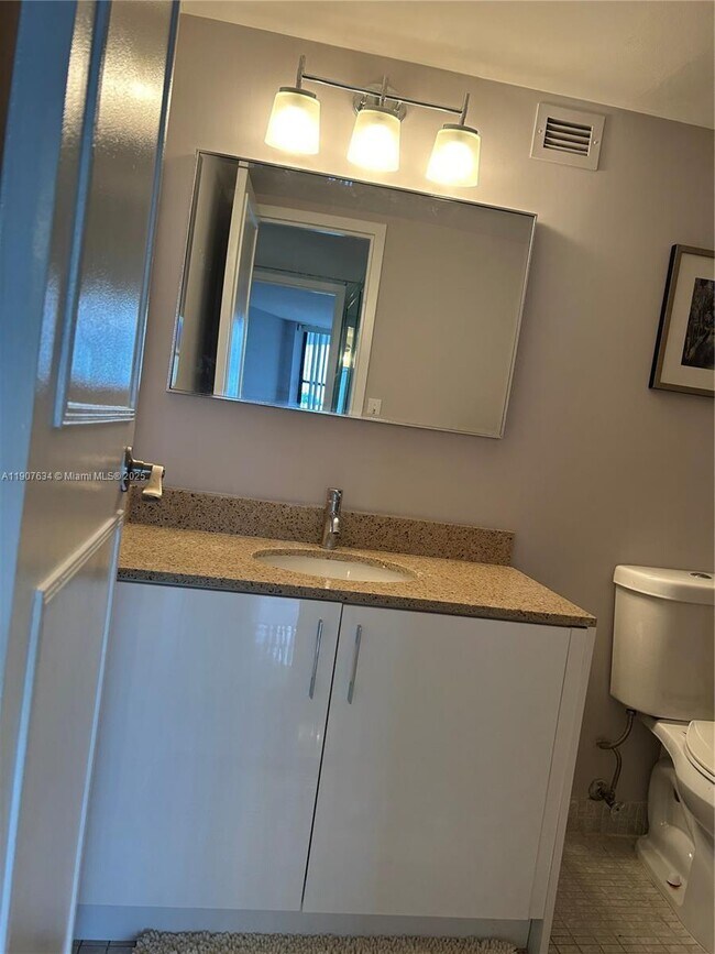 Building Photo - 1000 Parkview Dr