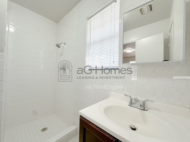 Building Photo - 3032 NW 70th St
