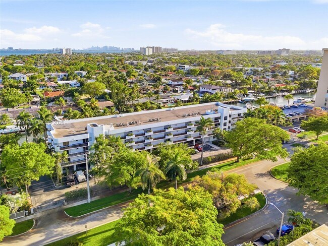 Building Photo - 2370 NE 135th St