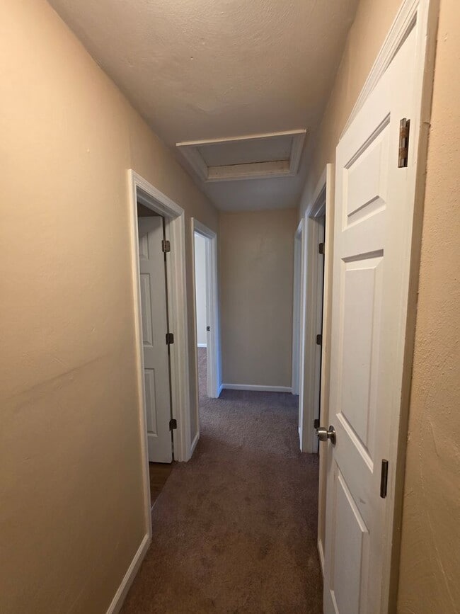 Building Photo - 3 BR 1.5 Bath Townhome located off Cedar road