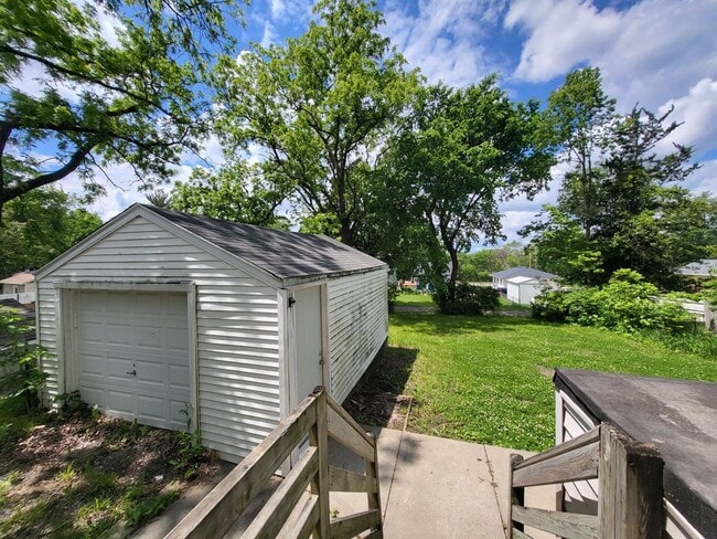 Building Photo - 1 Bedroom home with garage!