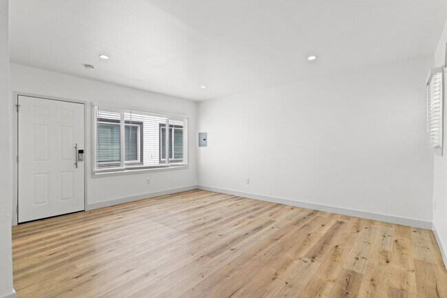Building Photo - 1208 Daisy Ave
