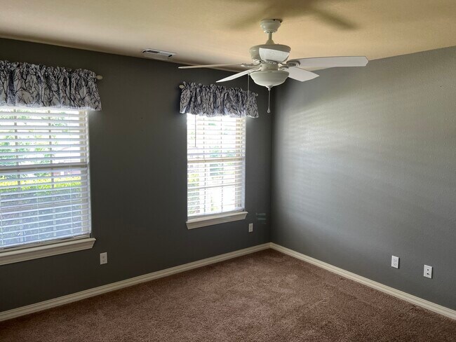 Building Photo - 455 Holts Lake Dr