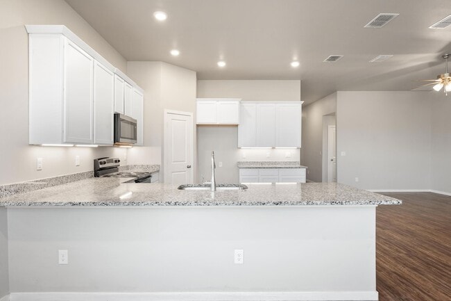 Building Photo - 2022 Kenwood Ave