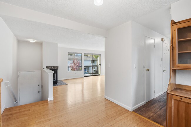 Building Photo - 2Bd/1.5Ba Bellevue Townhouse