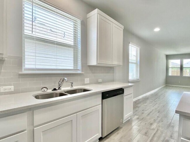 Building Photo - 2420 Pecan Island Dr
