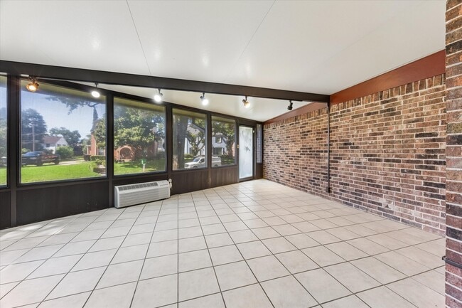 Building Photo - 3232 Parkwood Dr