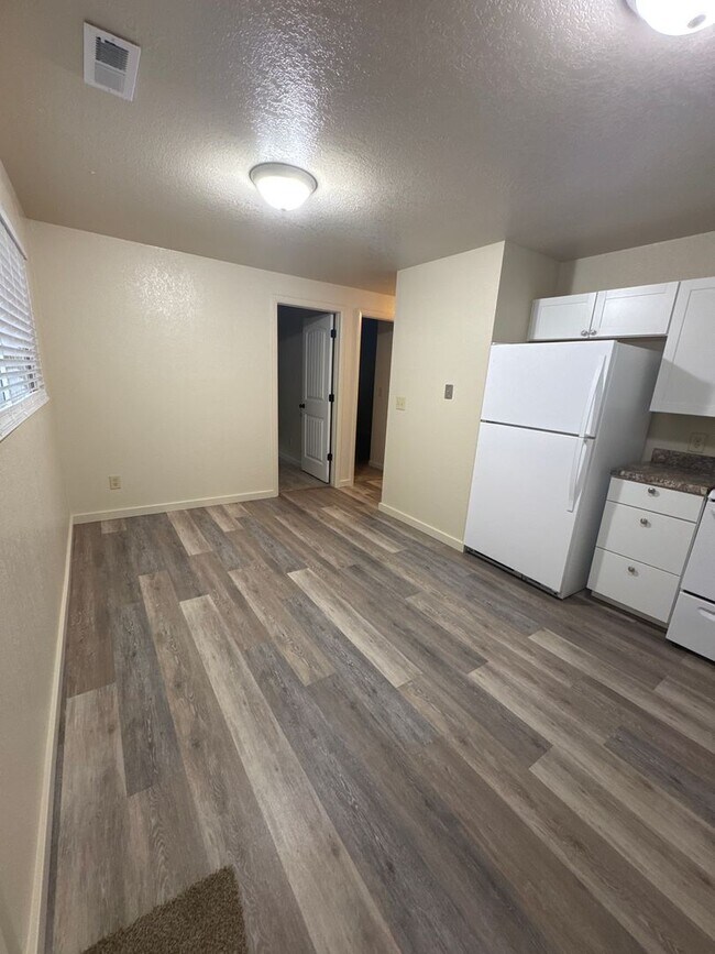 Building Photo - 75 E 860 S