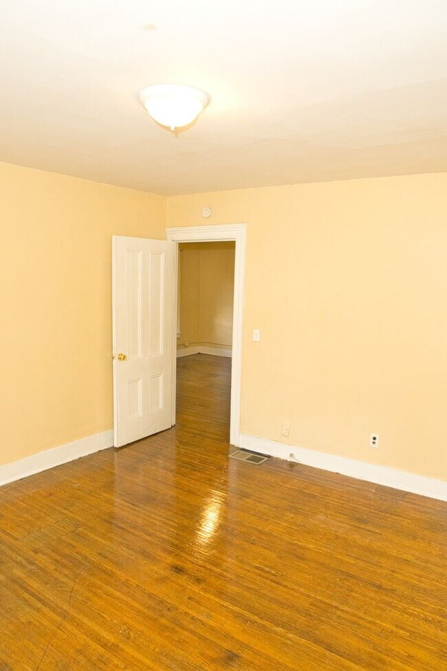 Building Photo - 865-869 Clifford