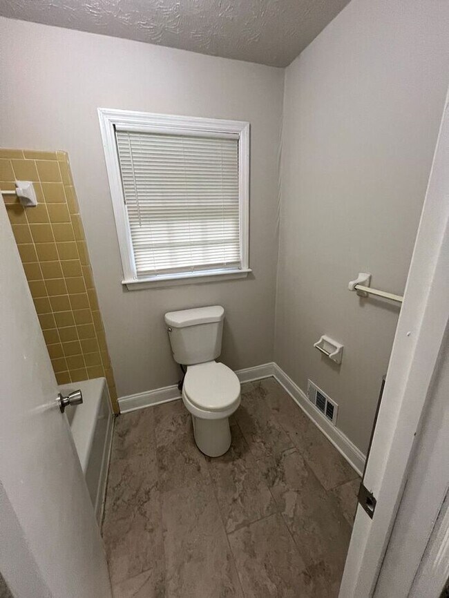 Building Photo - READY NOW!!!! 3 bed 2 bath!