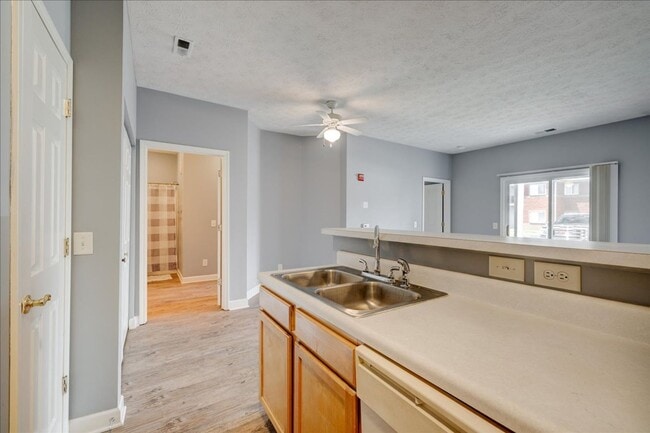 Building Photo - **Swimming Pool*****1 Bed 1 Bath******Cross Pointe Business Park*****LAKE VIEW AVAILABLE