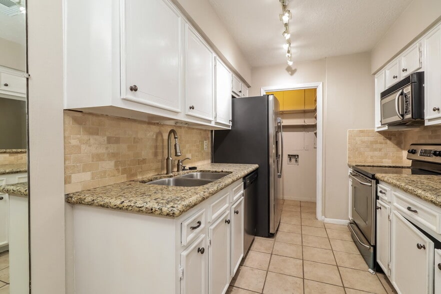 Building Photo - 13483 Castilian Dr