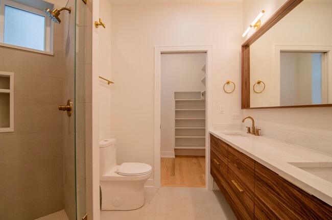 Building Photo - 3720 N Racine Ave