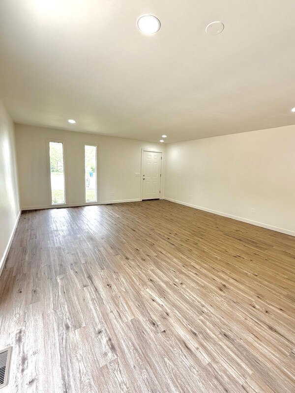 Building Photo - 6386-6386 Shelton Ct