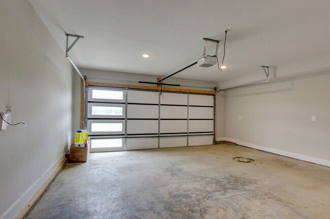 Building Photo - Whoa....this is sharp and new in every roo...