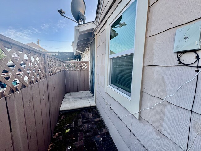 Building Photo - Cozy Oakland 2Bed/1Ba Home in a Private St...