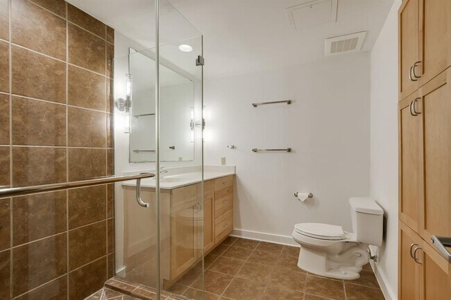 Building Photo - 711 W 26th St
