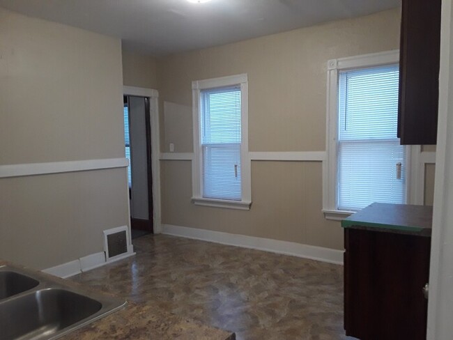 Building Photo - Recently Updated Washington Park 3 Bedroom...